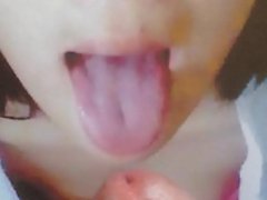 Cutie asiática con una lengua llena de cum