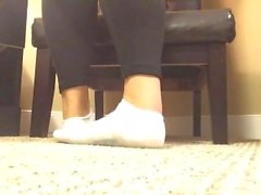 Jogando em meias de tornozelo branco