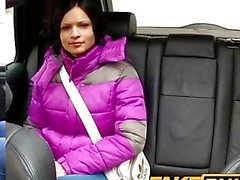 FakeTaxi Siyah göğüsleri üzerinde hottie edelim taksi şoförü cum saçlı
