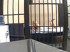 Blonde Miststück saugt und befindet fickte hinter Gittern