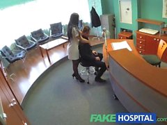 D'affari FakeHospital viene sedotti dalla balia sexy di in calze di