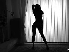 Sexy danseuse Lita Phoenix obtient son beau corps nu