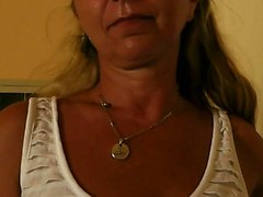 Spanner filmt del MILF oben ohne am Pool