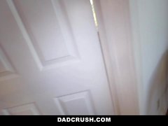 DadCrush - Cute Teen si riempie di cazzo di patrigno