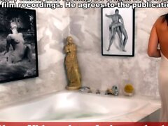 Sıcak Alman esmer sıska küçük memeli model banyoda sikme