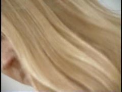 Ultrawiredsex - Cute blond Alaina baise sur une table et une chaise
