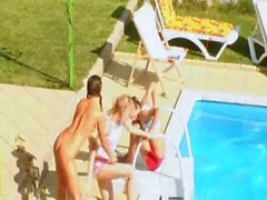 By the pool Üç Teenies secret kahrolası