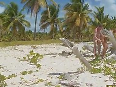 Folla en la playa alguna chica perra