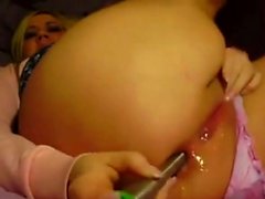 aficionado húmeda masturba culo y el coño en la webcam