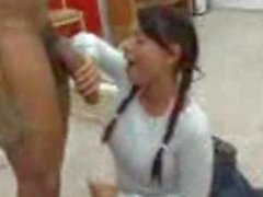 Brunette adolescente con las colas de de cerdo chupa y fucks un Pene enorme