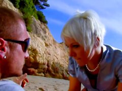 Französische dünne blonde Milf am öffentlichen Analsex am Strand