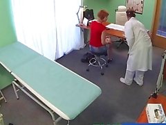 FakeHospital Redhead atractivo haría cualquier cosa por una nota enferma salir del trabajo