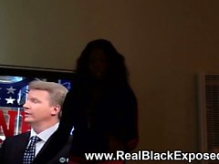 BlacBlack милашка получает непослушный в машине