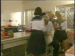 Группой моряков секса в кухне