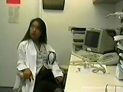 Asiatisk sjuksköterska fångade masturbating i hennes kontor med leksaker