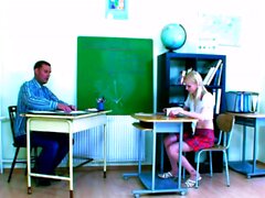 Lehrer verführen dünnes jugendlich in Uniform, um im Klassenzimmer zu ficken