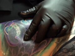 Marie Bossette si tocca mentre è tatuato
