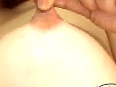 Asiatischer Mädchen bekommen ihre Nipples eingeklemmter stimulierte mit Bürste Rubbing Brüste Mädchen Tits In Den Toilette
