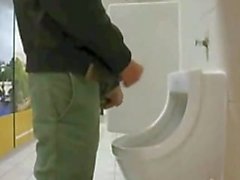 En SpyCam Urinario El almacenamiento en caché estudiantes Lluvia dorada de una escuela y masturbándose