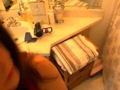 Teengonzo Natalie Monroe ger ett badrum golvblowjob