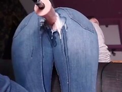 Máquina pau através dela jeans faz a mãe creme tão difícil