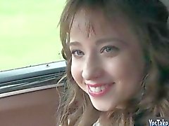 Pretty teen Taissia Shanti Esel durch die Fremde auf dem auto gefickt