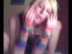 Platinum blonden emo tgirl macht ein bisschen softcore aufwirft