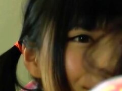 Hiraku Ukita Nasty Japanese Teen njuter av en liten kuk