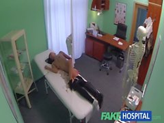 FakeHospital Jeune femme avec le son corps de rêve a attrapé getting fucked du docteur