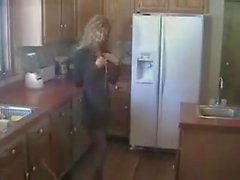 scopare in cucina
