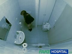 Modello di teenager FakeHospital scolare per la rimozione tatuaggi il medico si diverte