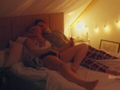 O filme é bom, mas o sexo está muito melhor! Masturbação mútua e sexo lateral por um casal de verdade