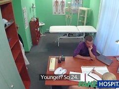 Infirmière FakeHospital suce la bite sperme