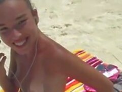 Hon är en söt tonåring på stranden att ha kul