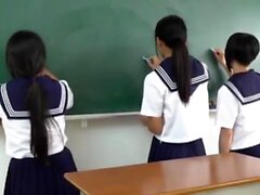 Skinny japonais teen doigts et baisée