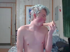 twink dai capelli blu suona in cam