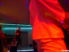 Kinky CFNM striptease fest i brudar sugande cocks och knullar