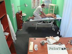 Médecins massage sa nourrice