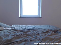 Skinny Little Teen Stuck Hänen Bed ...