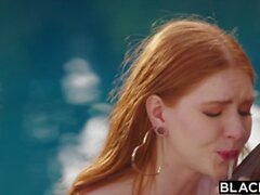 Noircies splendide rousse Jane a des relations sexuelles en bord de piscine passionnée