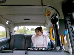 Fake Taxi Vile Vixen blir böjd över taxihuven