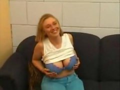 Petite Blonde Conned et Fucked By Salesman