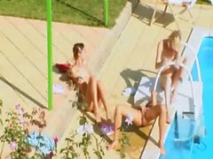 Drei Küken geheime bumsen am Pool