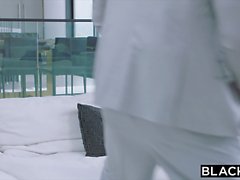 BLACKED Khloe Kapri saa kaksi BBC: tä Ystävänpäivästä