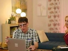 Sexy MILF soittaa nörtti kaveri korjata tietokoneensa