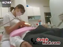 Japanese Krankenschwester gibt Hand Dentist Zu Patienten