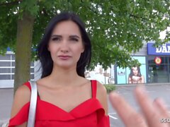 Tysk scout - varm turist tjej pratar med offentligt kön i Berlin