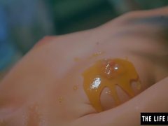 Puffy beleza nippled se masturba duro com mel e um pepino