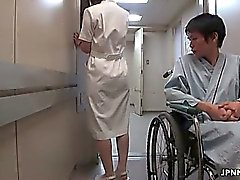 L'infirmière mignon japonais devient peloter