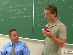 professeur gay Sinful obtient cloué par l'étudiant gay en classe